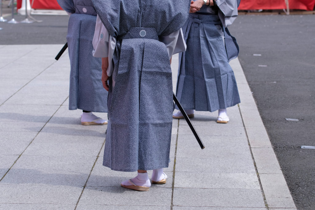 紋付袴、帯刀の寺侍